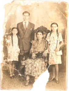 Lepossava Jovanovitch, sentada, com seus filhos Savo, Alzira e Wanda ao seu lado.​