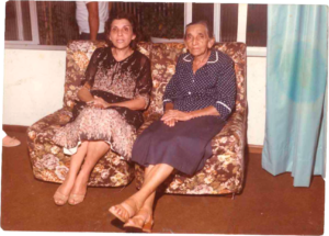 Sveta e Kationa (mãe) em sua casa, no município de Paranavaí.