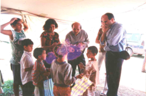 Claudio Iovanovitchi realizando trabalho em campo pela Associação de Preservação Cultura Cigana, APRECI - acompanhado do Dr. Luciano Mariz Maia em acampamento de ciganos de Etnia Calon no ano de 2005.