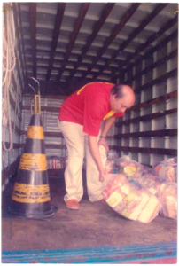 Claudio Iovanovitchi realizando trabalho em campo pela Associação de Preservação Cultura Cigana, APRECI no ano de 2003.