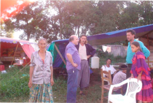 Claudio Iovanovitchi realizando trabalho em campo pela Associação de Preservação Cultura Cigana, APRECI - acompanhado do Dr. Luciano Mariz Maia em acampamento de ciganos de Etnia Calon no ano de 2005.
