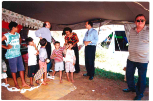Claudio Iovanovitchi realizando trabalho em campo pela Associação de Preservação Cultura Cigana, APRECI - acompanhado do Dr. Luciano Mariz Maia e do Antropólogo Frans Moonen em acampamento de ciganos de Etnia Calon no ano de 2005.