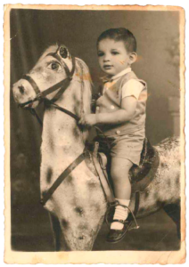 Claudio Iovanovitchi, no ano de 1960, no Município de Paranavaí acompanhado de sua avó Kationa.