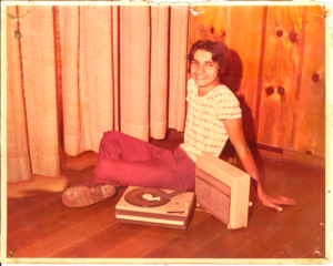 Claudio Iovanovitchi, no município de Ponta Grossa, em 1974 com sua Radiola.