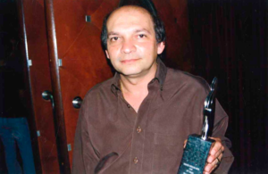 Claudio Iovanovitchi, sendo premiado no Prêmio Troféu Gralha Azul, no ano de 1999.