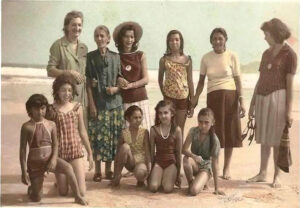Foto do acervo de Yana Petrovich, a primeira do lado esquedo. Ao seu lado, Lepossava, seguida de sua filha Vanda, Elzira e Nasta. Abaixada com colar em seu pescoço está Emilia, filha de Savo.