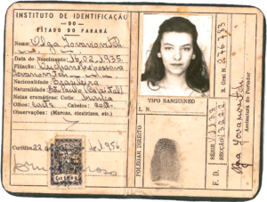 Carteira de identidade de Olga Iovanovitch, emitida pelo Instituto de identificação do Estado do Paraná no ano de 1956.
