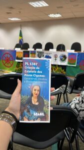 Hayanne Iovanovitchi em folder do Ministério da Igualdade Racial. Encontro Políticas Públicas para Povos Ciganos no Brasil, em agosto de 2023.