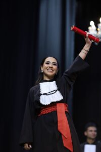 Hayanne Giovana Iovanovitchi em sua colação de Grau do curso de Bacharelado em Direito na FAE - Centro Universitário, no ano de 2024.