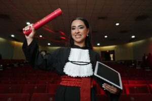 Hayanne Giovana Iovanovitchi em sua colação de Grau do curso de Bacharelado em Direito na FAE - Centro Universitário, no ano de 2024.
