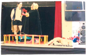 Tatiane e Neiva atuando na peça teatral "Uma história da Nossa História" no Ônibus Palco no ano de 1997.